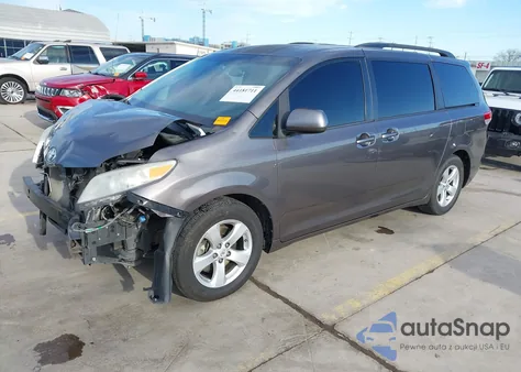 2012 Toyota Sienna Le V6 8 Passenger z USA, uszkodzony, nr VIN 5TDKK3DC5CS224598